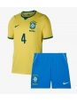 Otroške Nogometnih dresov Brazilija Marquinhos #4 Domači SP 2026 Kratki rokavi (+ hlače)